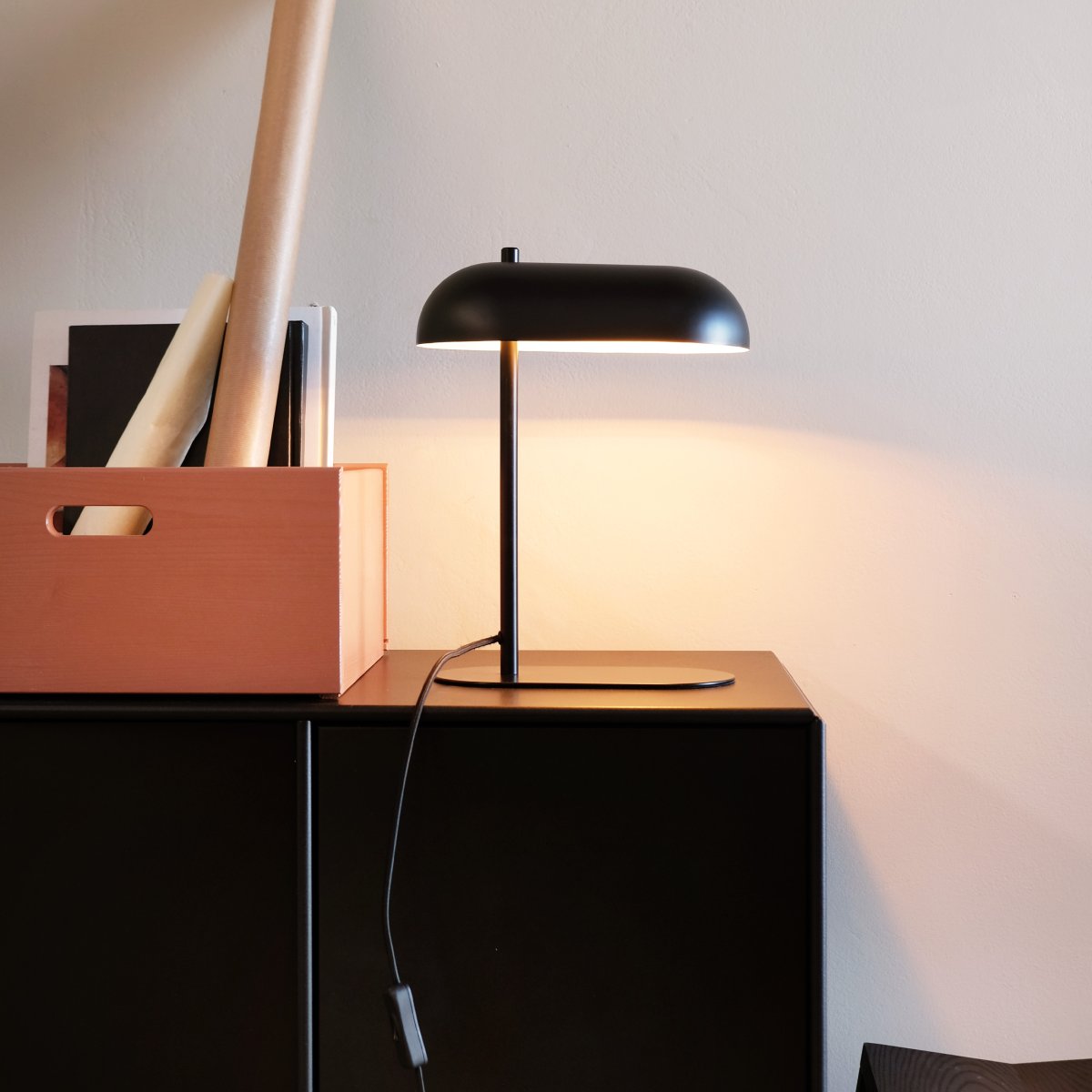 Arch 36cm Noir mat lampe de table De Dyberg Larsen - La lampe de table Arch est un hommage à la simplicité et à la qualité – une fusion du design danois et de la fonctionnalité.