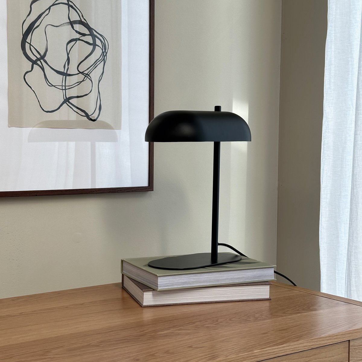 Arch 36cm Noir mat lampe de table De Dyberg Larsen - La lampe de table Arch est un hommage à la simplicité et à la qualité – une fusion du design danois et de la fonctionnalité.