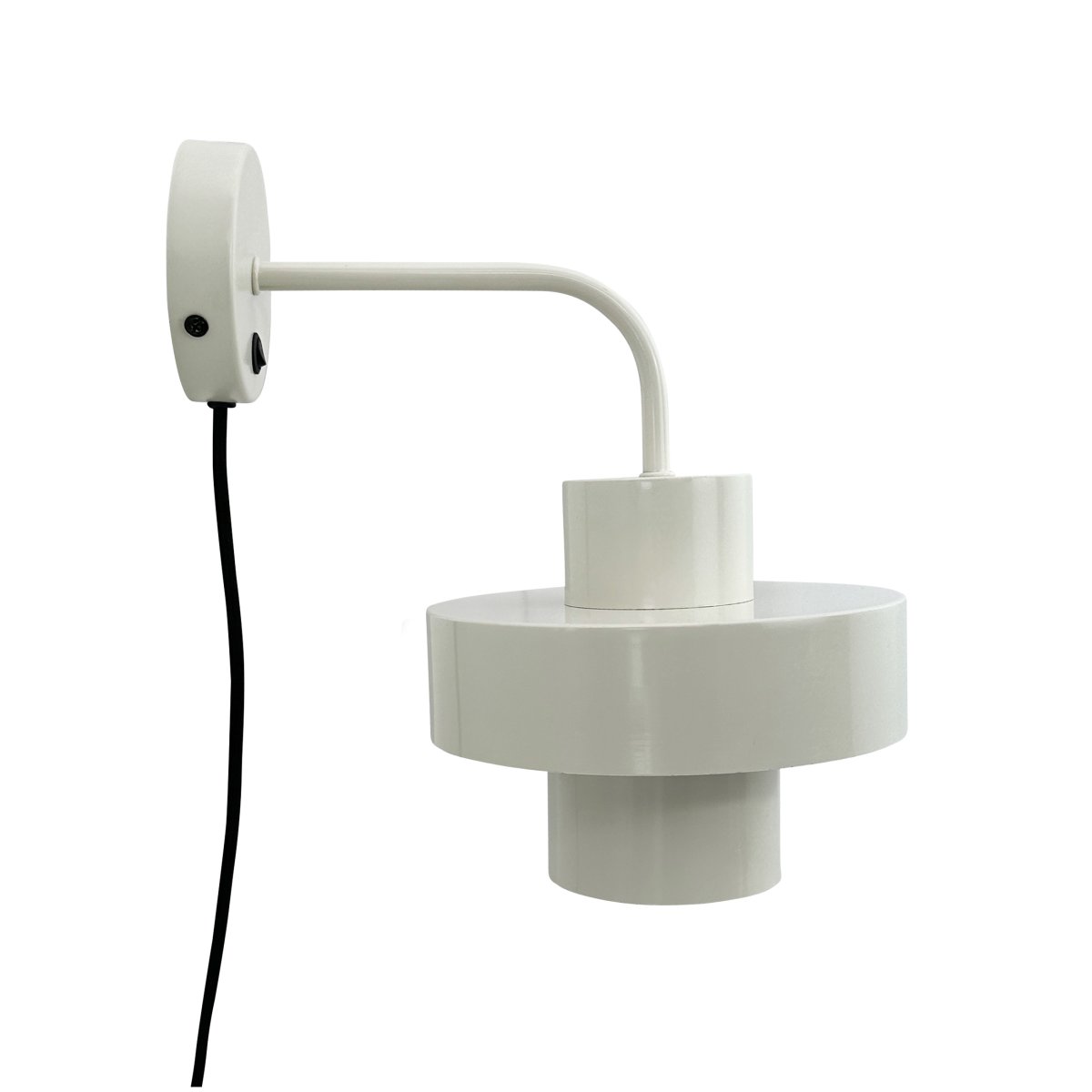 Stoke Ø15 Blanc applique murale De Dyberg Larsen - Il est fabriqué en métal avec une surface brillante qui met en valeur les formes cylindriques de la lampe et crée un contraste équilibré avec d'autres matériaux tels que la pierre, le bois et le verre.