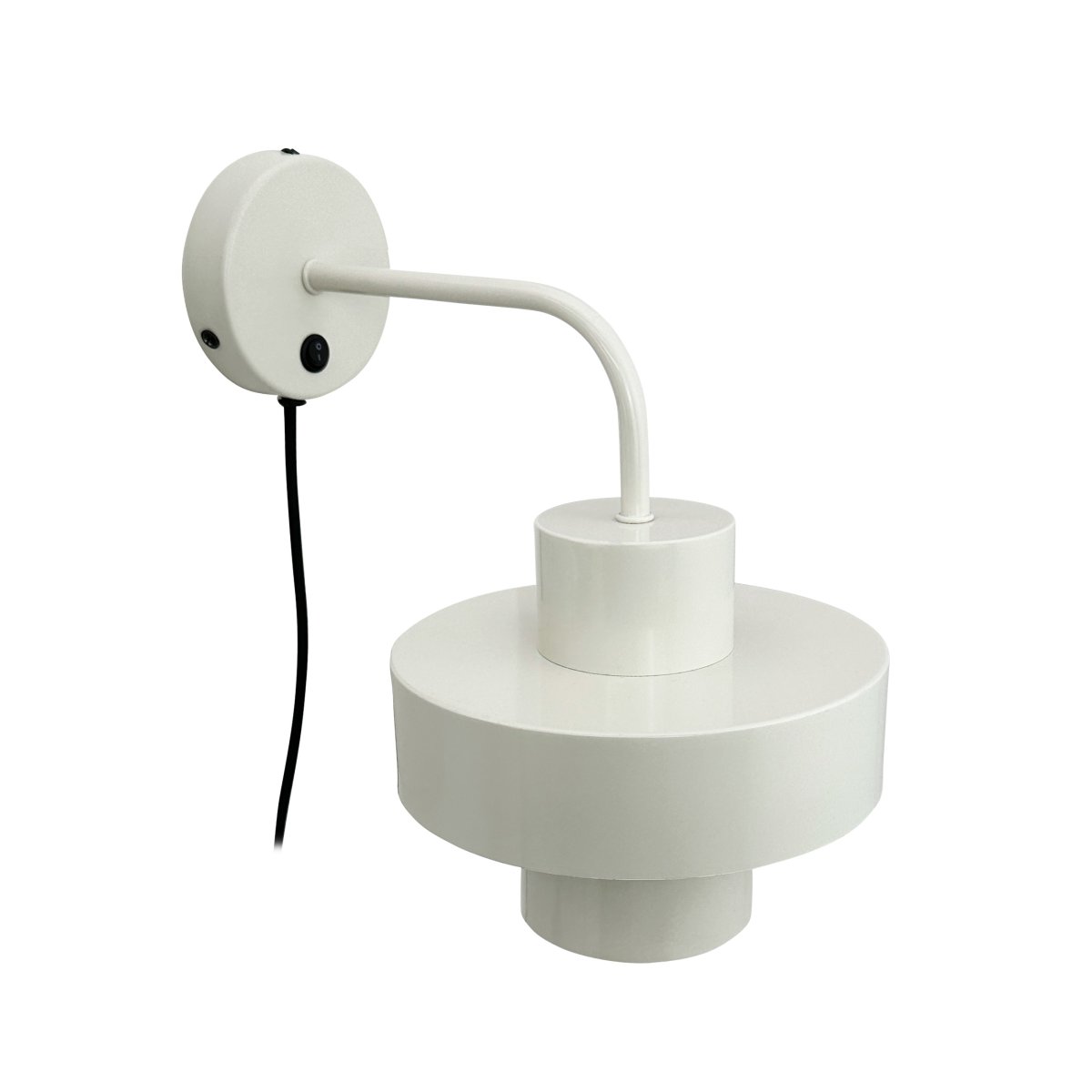 Stoke Ø15 Blanc applique murale De Dyberg Larsen - Il est fabriqué en métal avec une surface brillante qui met en valeur les formes cylindriques de la lampe et crée un contraste équilibré avec d'autres matériaux tels que la pierre, le bois et le verre.