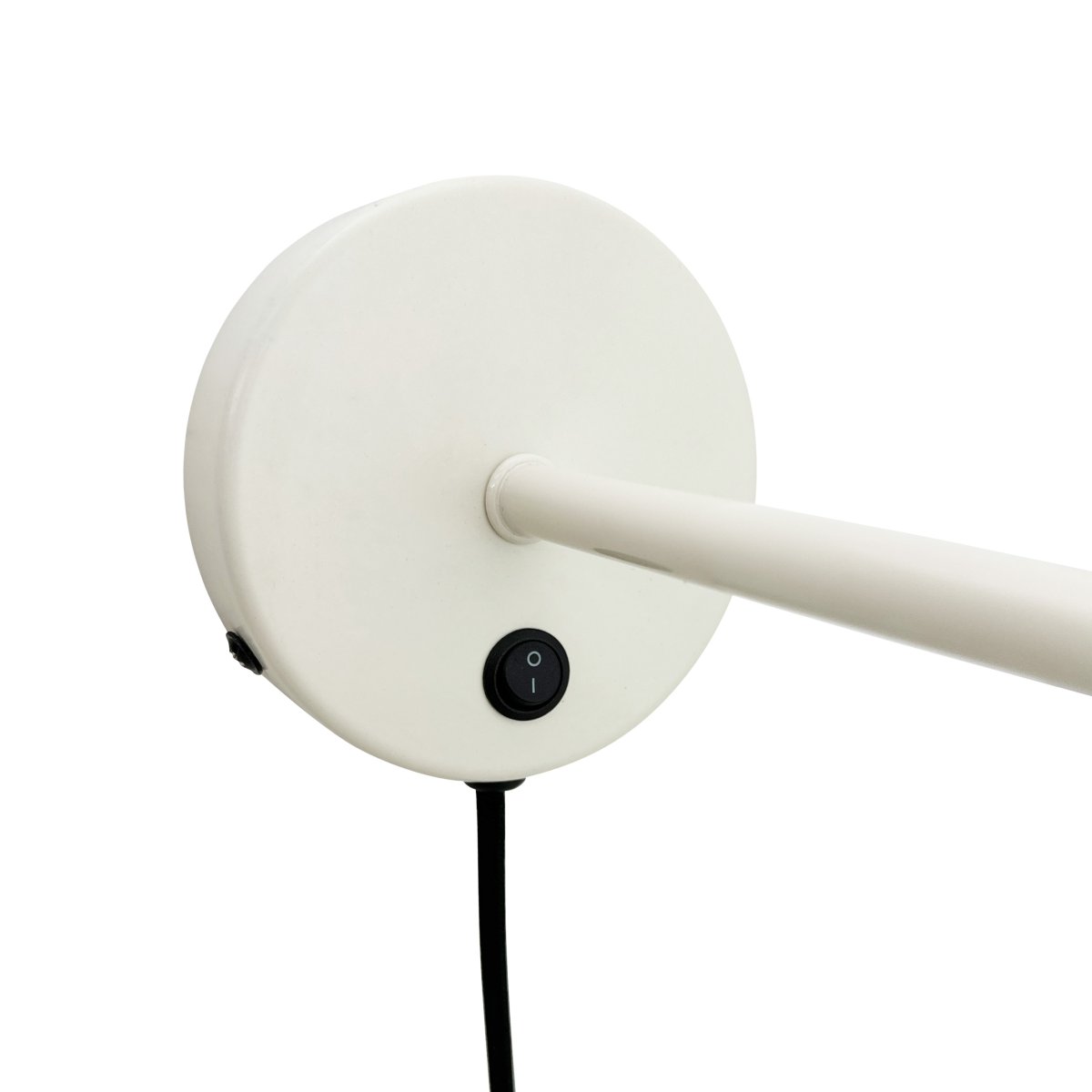 Stoke Ø15 Blanc applique murale De Dyberg Larsen - Il est fabriqué en métal avec une surface brillante qui met en valeur les formes cylindriques de la lampe et crée un contraste équilibré avec d'autres matériaux tels que la pierre, le bois et le verre.