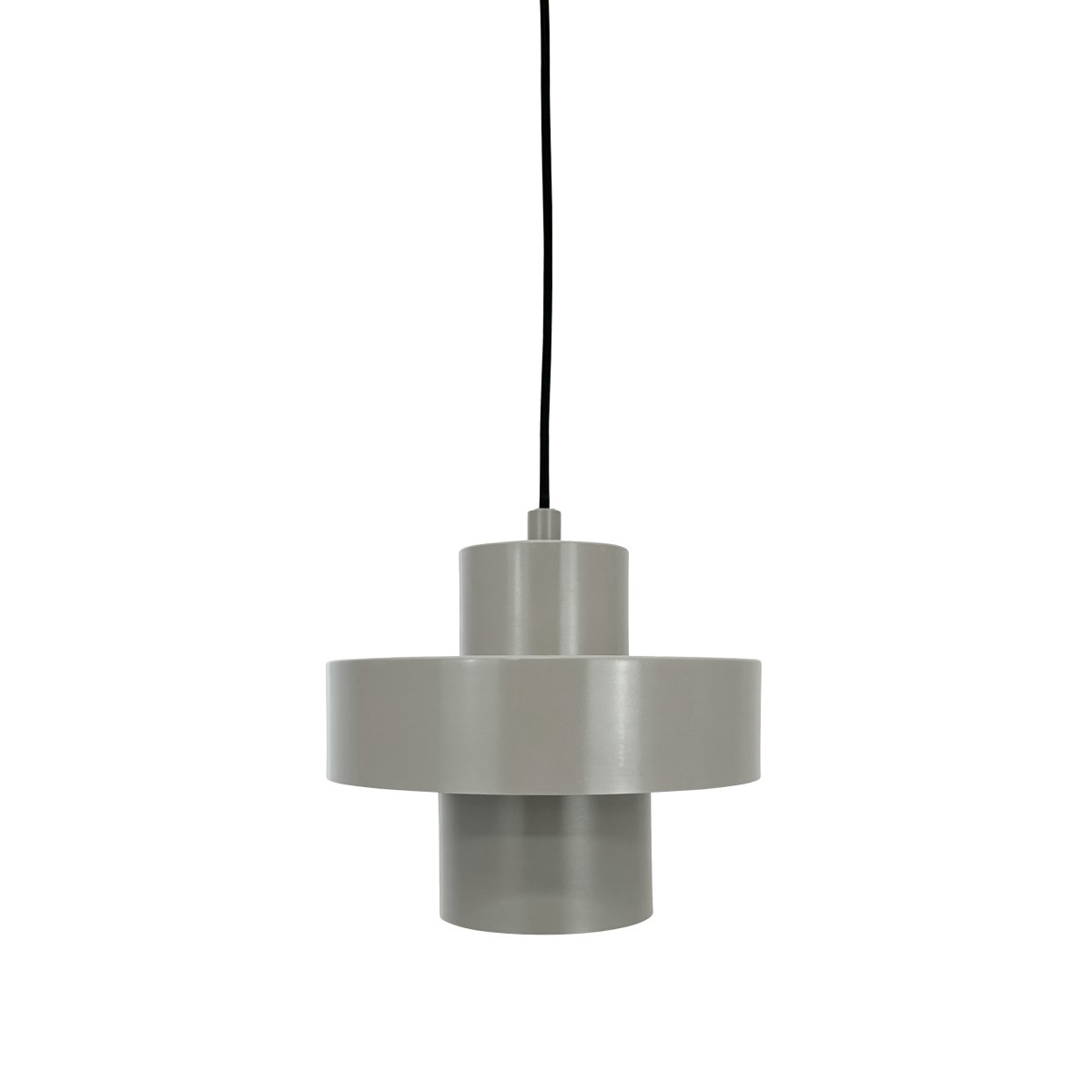 Stoke Ø20 Gris chaud suspension De Dyberg Larsen - Selon le choix de la couleur et son placement, la lampe peut fonctionner à la fois comme un détail d'ameublement sculptural et comme un point lumineux, qu'elle soit placée au-dessus de la table de la cuisine, sur le bureau ou dans le salon ou la chambre.