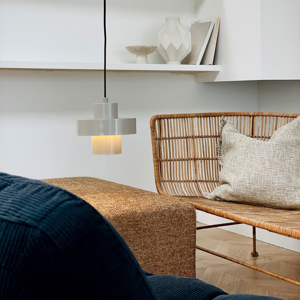 Stoke Ø20 Gris chaud suspension De Dyberg Larsen - Selon le choix de la couleur et son placement, la lampe peut fonctionner à la fois comme un détail d'ameublement sculptural et comme un point lumineux, qu'elle soit placée au-dessus de la table de la cuisine, sur le bureau ou dans le salon ou la chambre.
