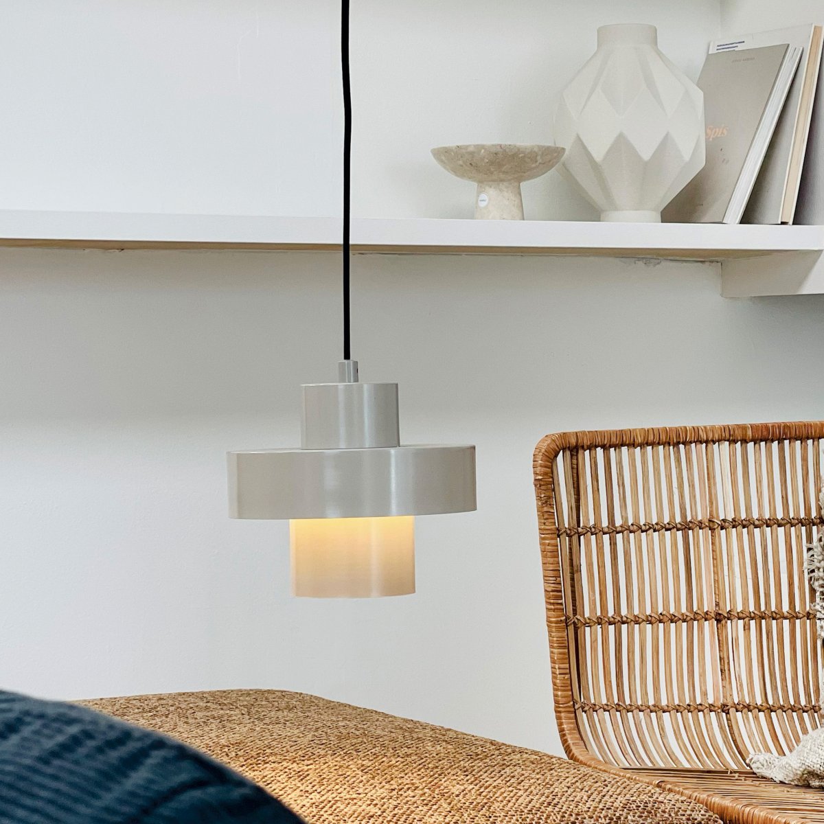 Stoke Ø20 Gris chaud suspension De Dyberg Larsen - Selon le choix de la couleur et son placement, la lampe peut fonctionner à la fois comme un détail d'ameublement sculptural et comme un point lumineux, qu'elle soit placée au-dessus de la table de la cuisine, sur le bureau ou dans le salon ou la chambre.