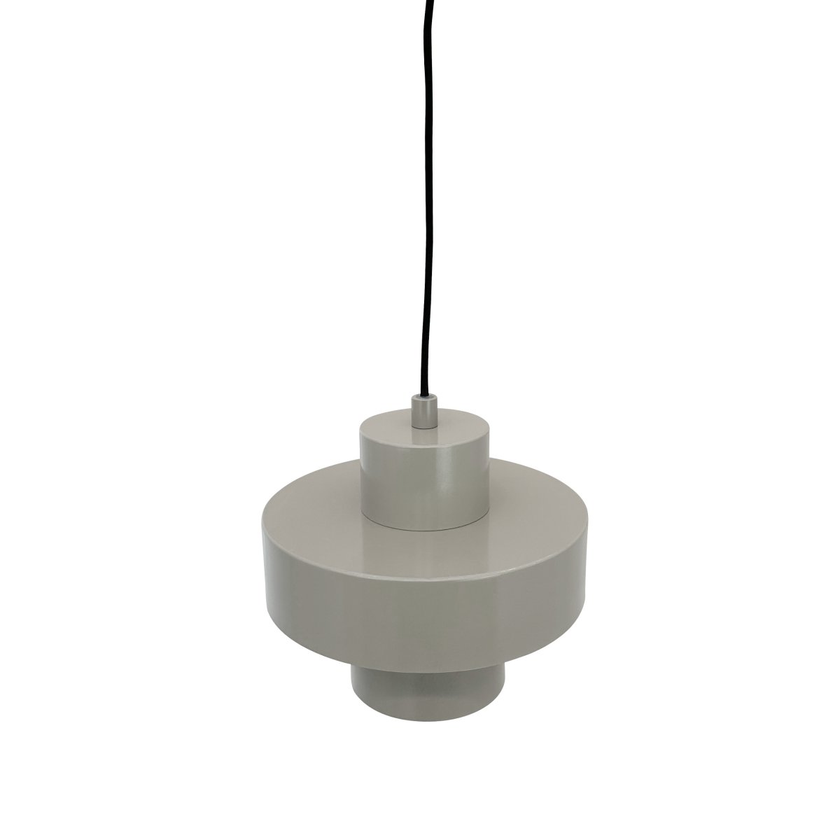 Stoke Ø20 Gris chaud suspension De Dyberg Larsen - Selon le choix de la couleur et son placement, la lampe peut fonctionner à la fois comme un détail d'ameublement sculptural et comme un point lumineux, qu'elle soit placée au-dessus de la table de la cuisine, sur le bureau ou dans le salon ou la chambre.