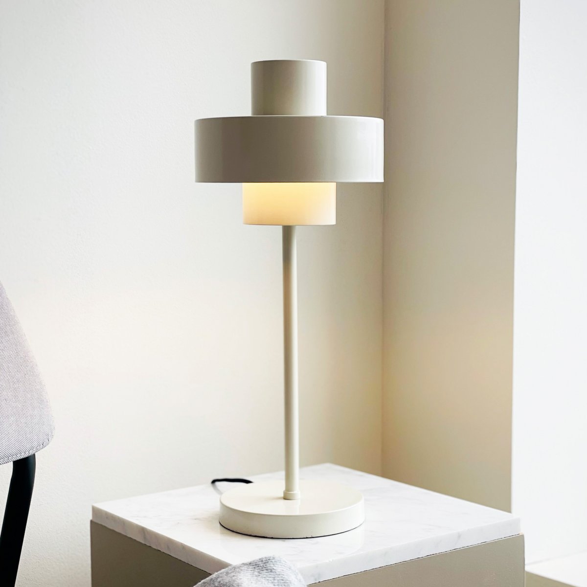 Stoke 50cm Blanc lampe de table De Dyberg Larsen - Le design élégant crée un beau contraste avec des matériaux tels que la pierre, le bois et les textiles.