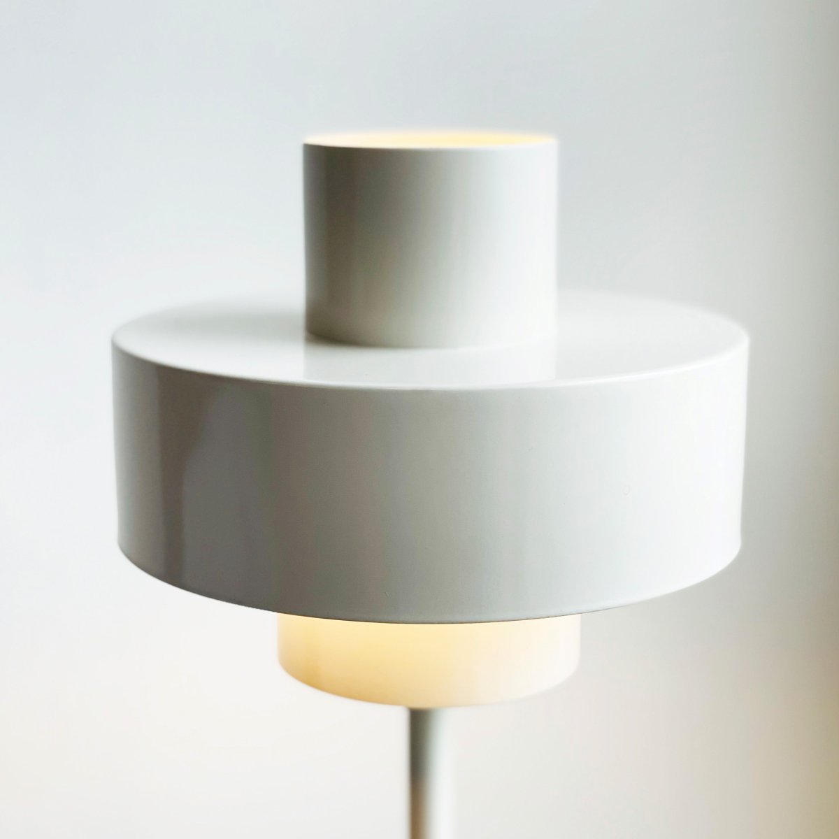 Stoke 50cm Blanc lampe de table De Dyberg Larsen - Le design élégant crée un beau contraste avec des matériaux tels que la pierre, le bois et les textiles.