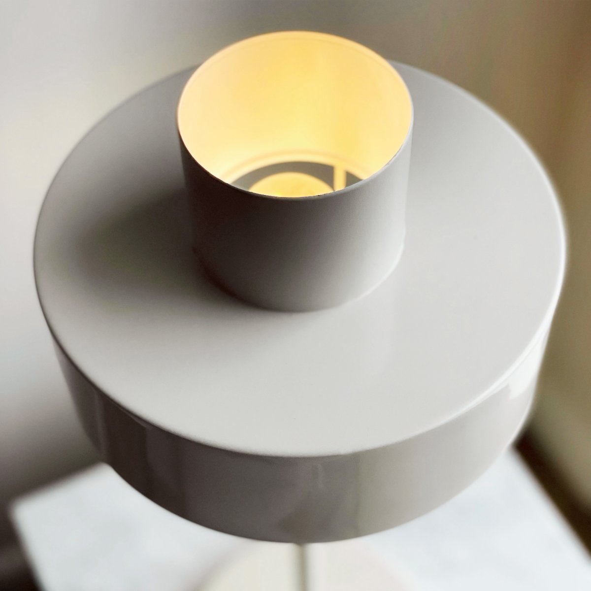 Stoke 50cm Blanc lampe de table De Dyberg Larsen - Le design élégant crée un beau contraste avec des matériaux tels que la pierre, le bois et les textiles.