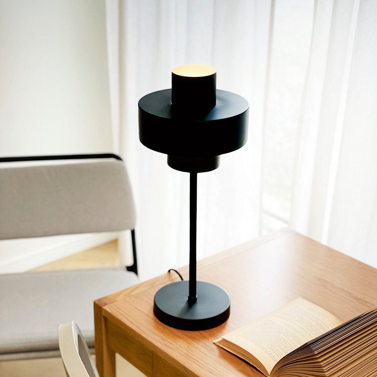 Stoke 50cm Noir lampe de table De Dyberg Larsen - Le design élégant crée un beau contraste avec des matériaux tels que la pierre, le bois et les textiles.