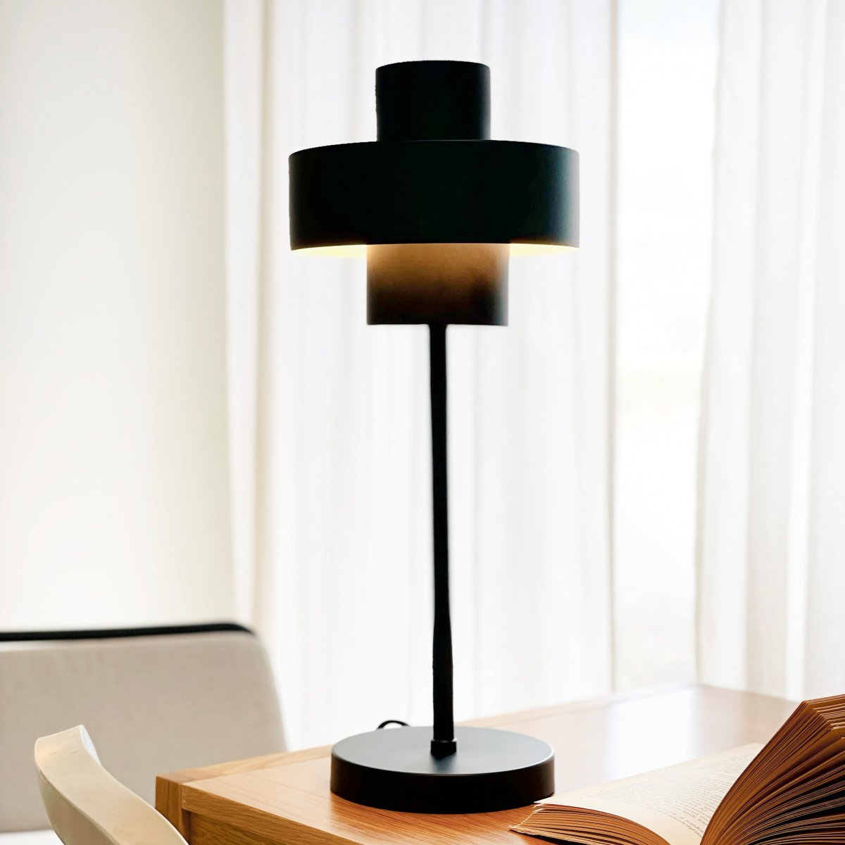 Stoke 50cm Noir lampe de table De Dyberg Larsen - Le design élégant crée un beau contraste avec des matériaux tels que la pierre, le bois et les textiles.