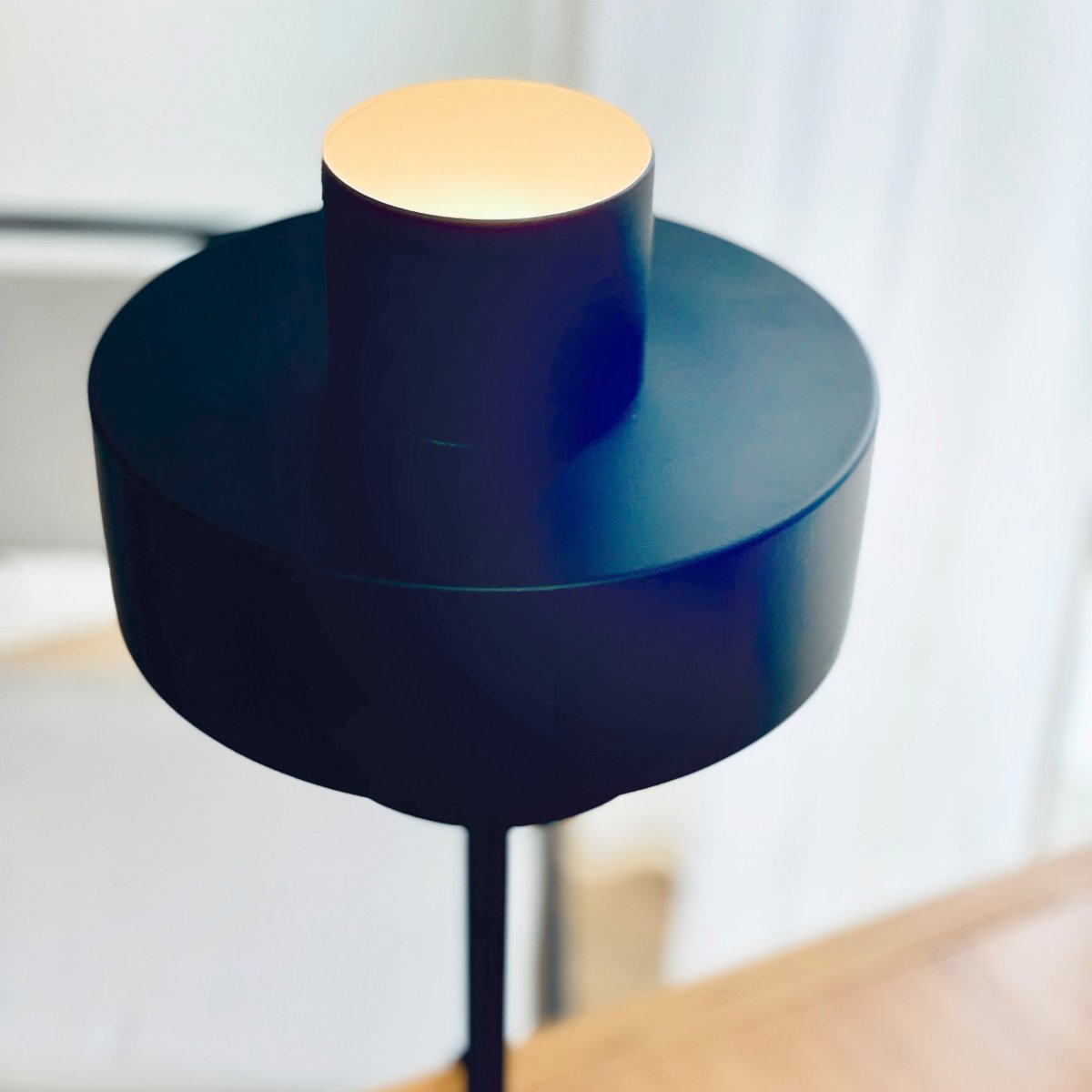 Stoke 50cm Noir lampe de table De Dyberg Larsen - Le design élégant crée un beau contraste avec des matériaux tels que la pierre, le bois et les textiles.