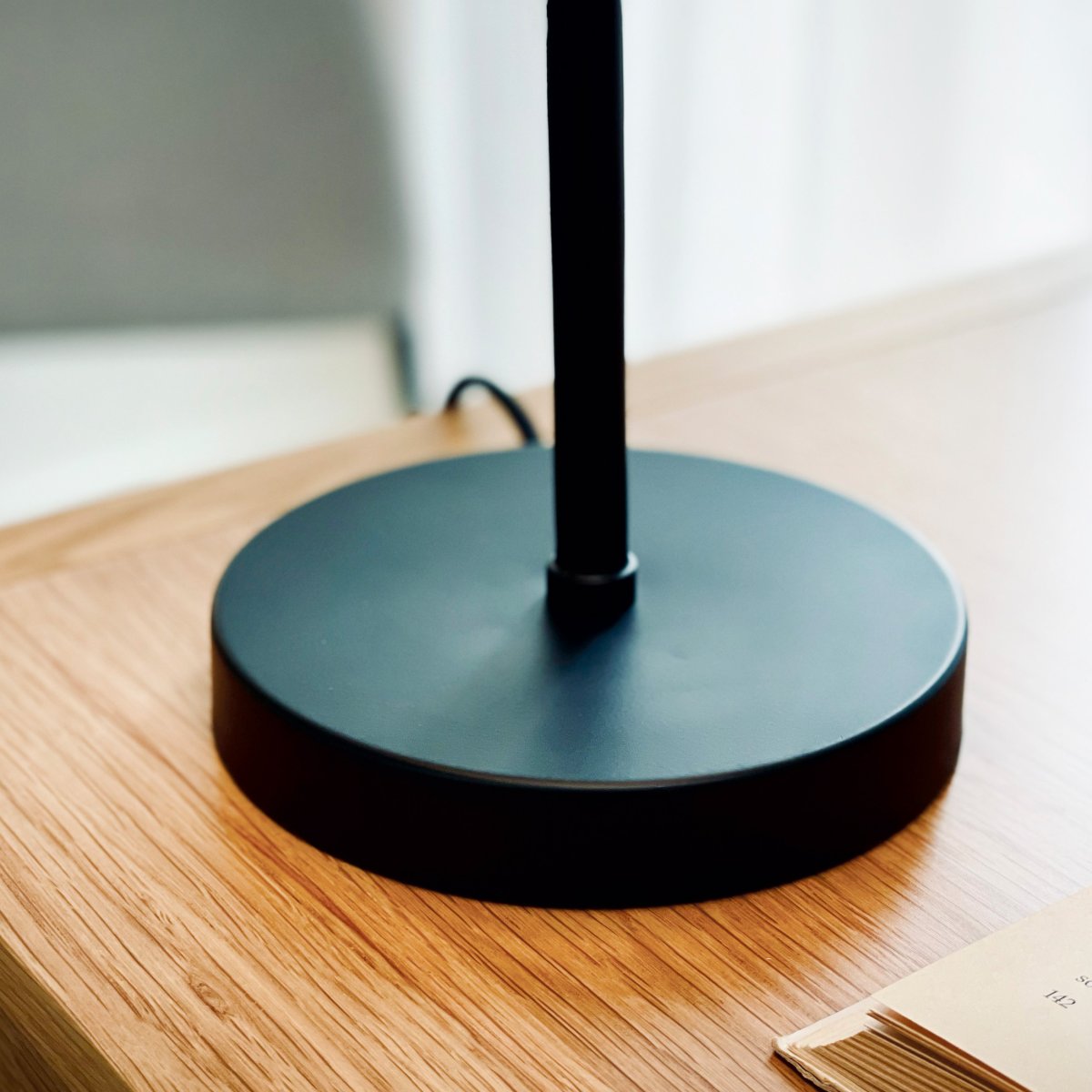 Stoke 50cm Noir lampe de table De Dyberg Larsen - Le design élégant crée un beau contraste avec des matériaux tels que la pierre, le bois et les textiles.