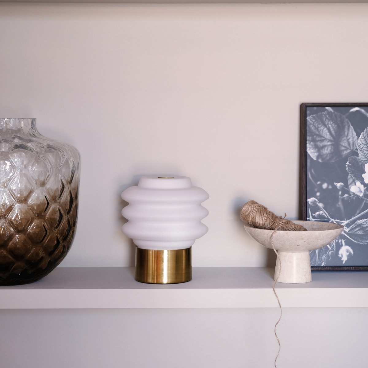 Diva LED 18cm Laiton portable De Dyberg Larsen - Tillverkad av opalglas ger den ett mjukt, behagligt sken, och den inbyggda LED-tekniken g&ouml;r den energieffektiv och h&aring;llbar.