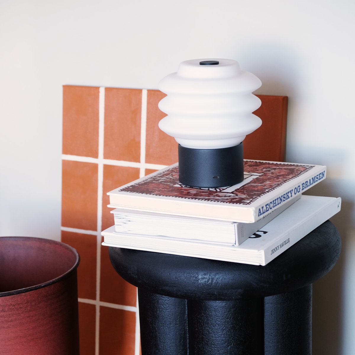 Diva LED 18cm Noir portable De Dyberg Larsen - Tillverkad av opalglas ger den ett mjukt, behagligt sken, och den inbyggda LED-tekniken g&ouml;r den energieffektiv och h&aring;llbar.