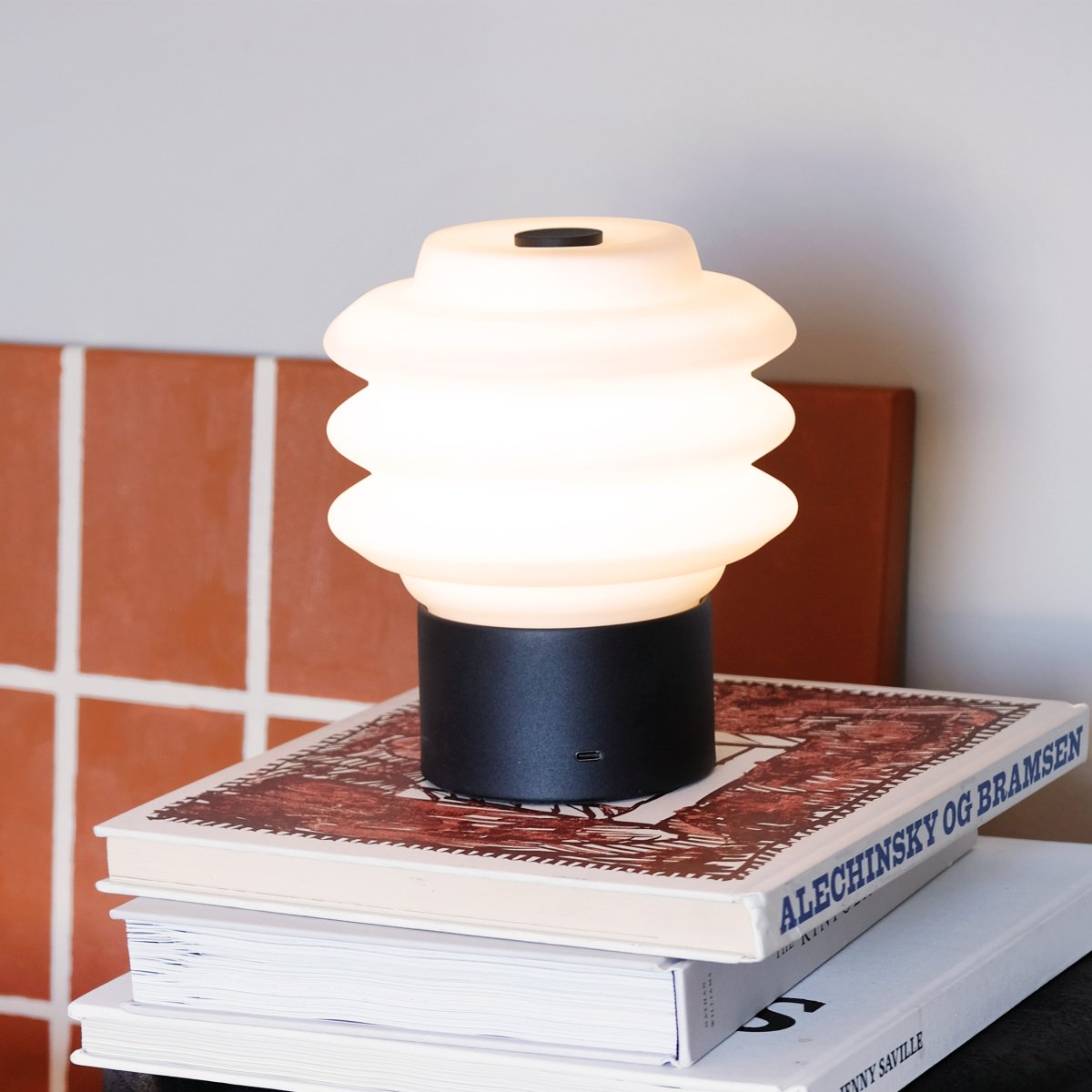 Diva LED 18cm Noir portable De Dyberg Larsen - Tillverkad av opalglas ger den ett mjukt, behagligt sken, och den inbyggda LED-tekniken g&ouml;r den energieffektiv och h&aring;llbar.