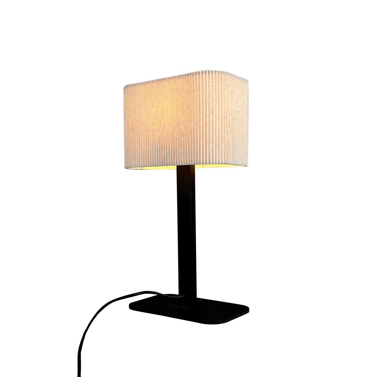 Calix Ovale 40cm Noir lampe de table De Dyberg Larsen - Den ribbade, naturf&auml;rgade sk&auml;rmen av textil medf&ouml;r en v&auml;rme till rummet och i kombination med den svarta metallfoten passar Calix in i alla stilar och hem.