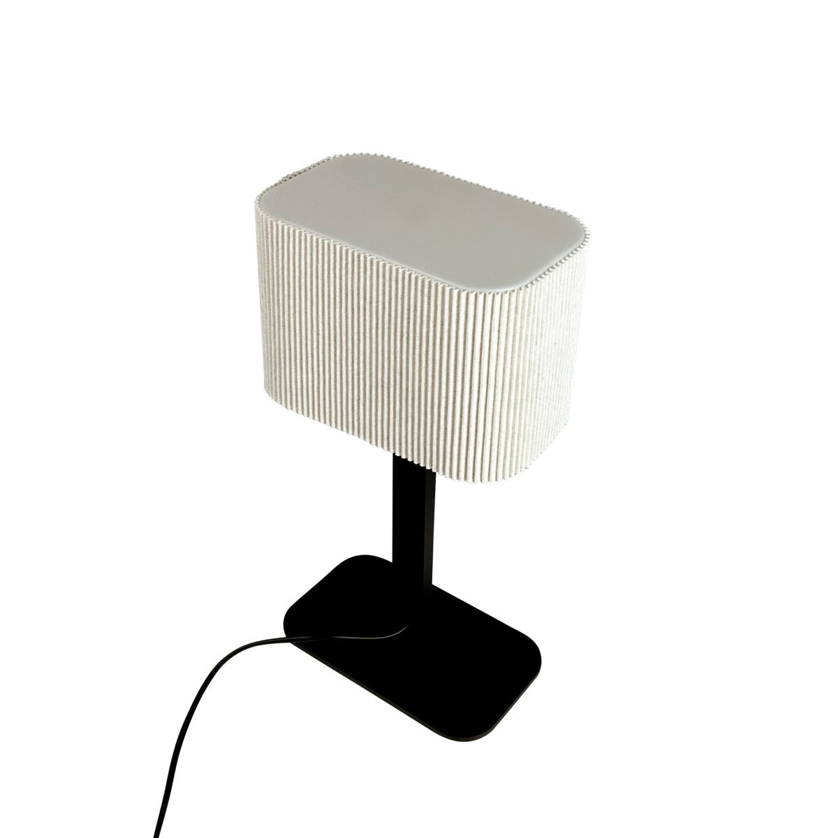 Calix Ovale 40cm Noir lampe de table De Dyberg Larsen - Den ribbade, naturf&auml;rgade sk&auml;rmen av textil medf&ouml;r en v&auml;rme till rummet och i kombination med den svarta metallfoten passar Calix in i alla stilar och hem.