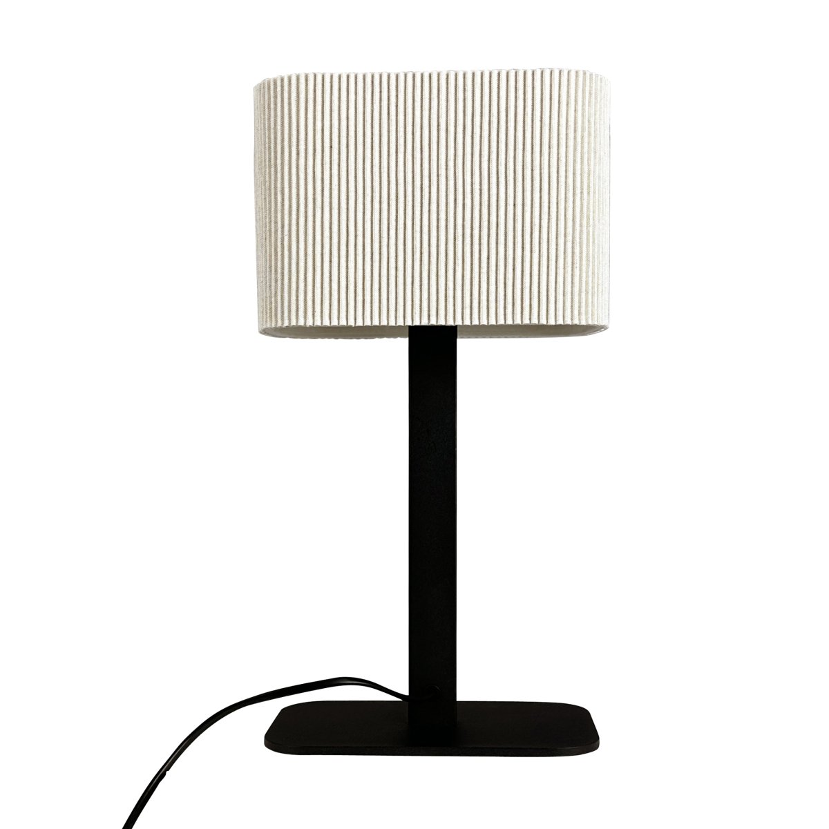 Calix Ovale 40cm Noir lampe de table De Dyberg Larsen - Den ribbade, naturf&auml;rgade sk&auml;rmen av textil medf&ouml;r en v&auml;rme till rummet och i kombination med den svarta metallfoten passar Calix in i alla stilar och hem.