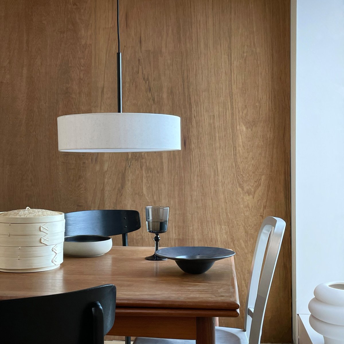 Calix low Ø45 Blanc cassé suspension De Dyberg Larsen - Calix &auml;r en modern pendel med tidl&ouml;s design.