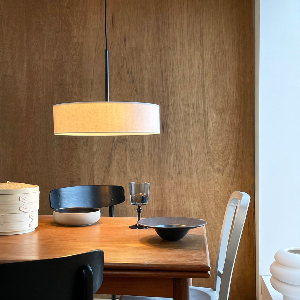 Calix low Ø45 Blanc cassé suspension De Dyberg Larsen - Calix &auml;r en modern pendel med tidl&ouml;s design.