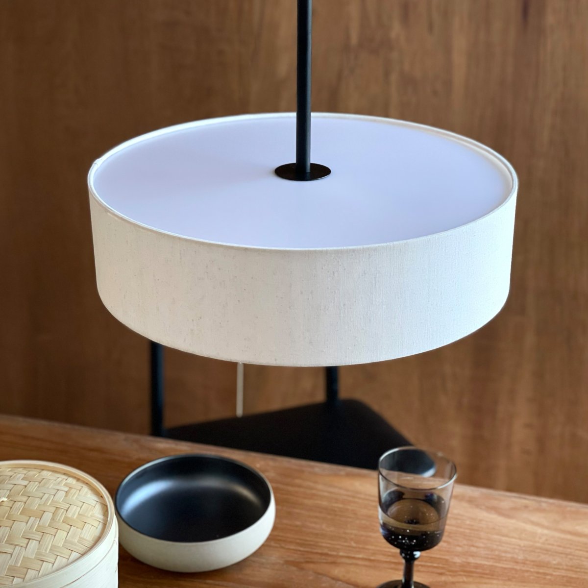 Calix low Ø45 Blanc cassé suspension De Dyberg Larsen - Calix &auml;r en modern pendel med tidl&ouml;s design.