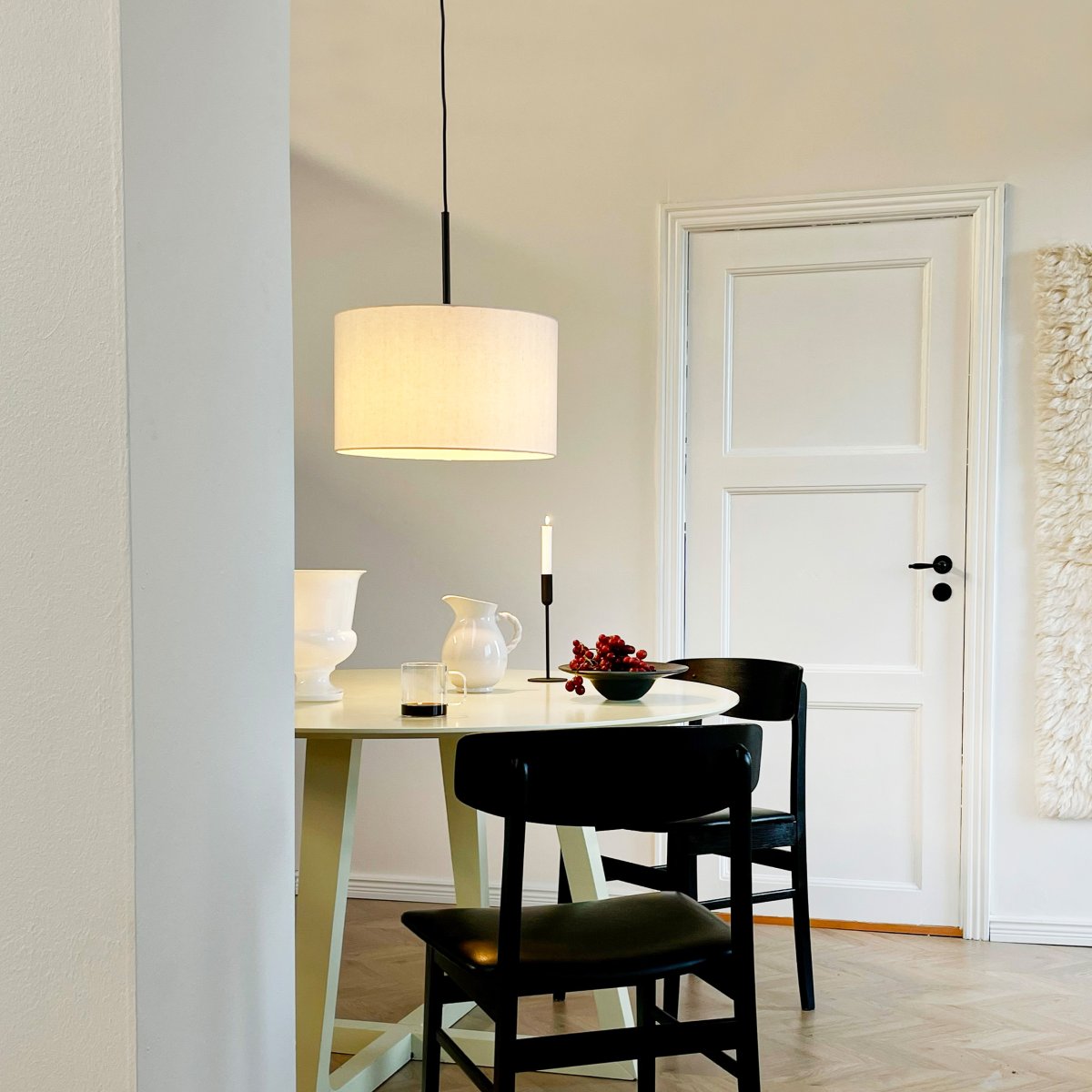 Calix high Ø45 Blanc cassé suspension De Dyberg Larsen - Calix &auml;r en modern pendel med tidl&ouml;s design.