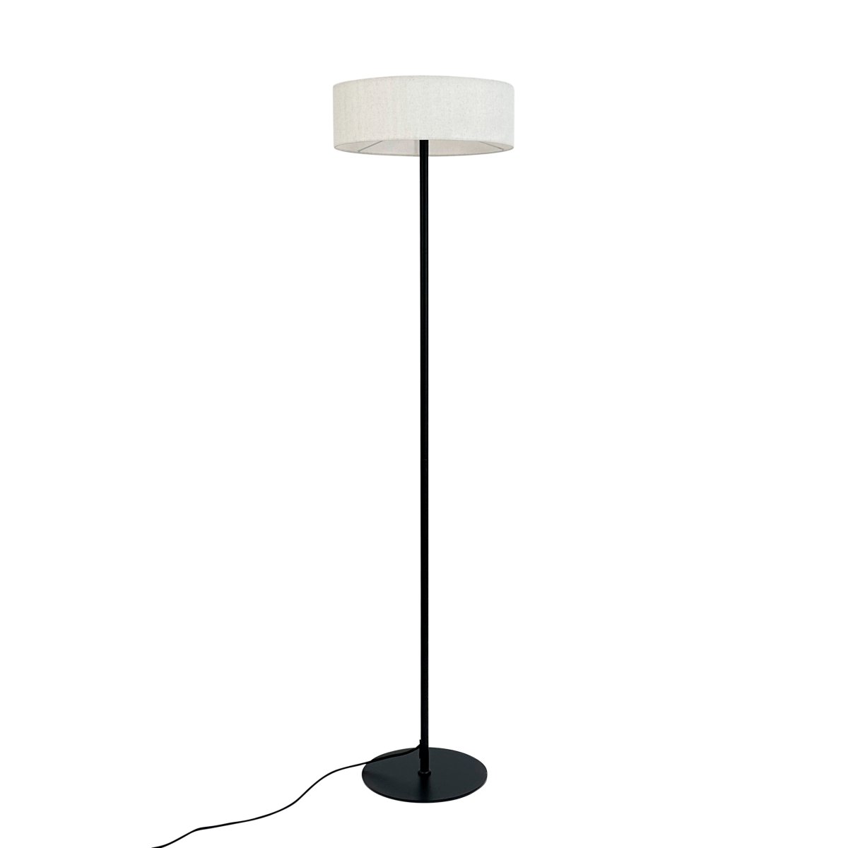 Calix Noir lampadaire De Dyberg Larsen - La base robuste et la forme simple permettent un placement facile dans une variété d'environnements tout en fournissant un éclairage d'ambiance et en servant d'élément de design élégant.