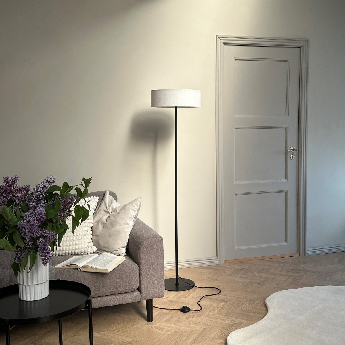 Calix Noir lampadaire De Dyberg Larsen - La base robuste et la forme simple permettent un placement facile dans une variété d'environnements tout en fournissant un éclairage d'ambiance et en servant d'élément de design élégant.