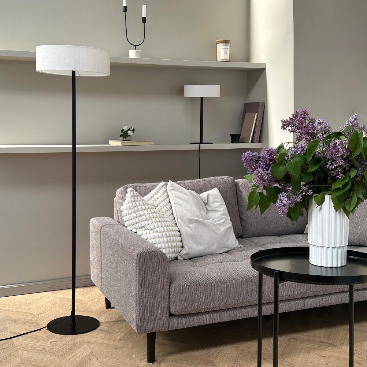 Calix Noir lampadaire De Dyberg Larsen - La base robuste et la forme simple permettent un placement facile dans une variété d'environnements tout en fournissant un éclairage d'ambiance et en servant d'élément de design élégant.