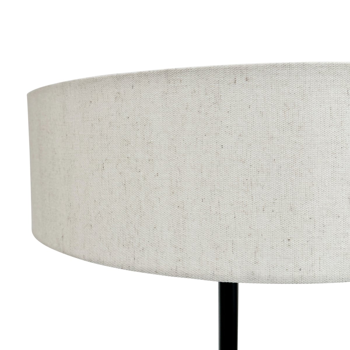 Calix Noir lampadaire De Dyberg Larsen - La base robuste et la forme simple permettent un placement facile dans une variété d'environnements tout en fournissant un éclairage d'ambiance et en servant d'élément de design élégant.