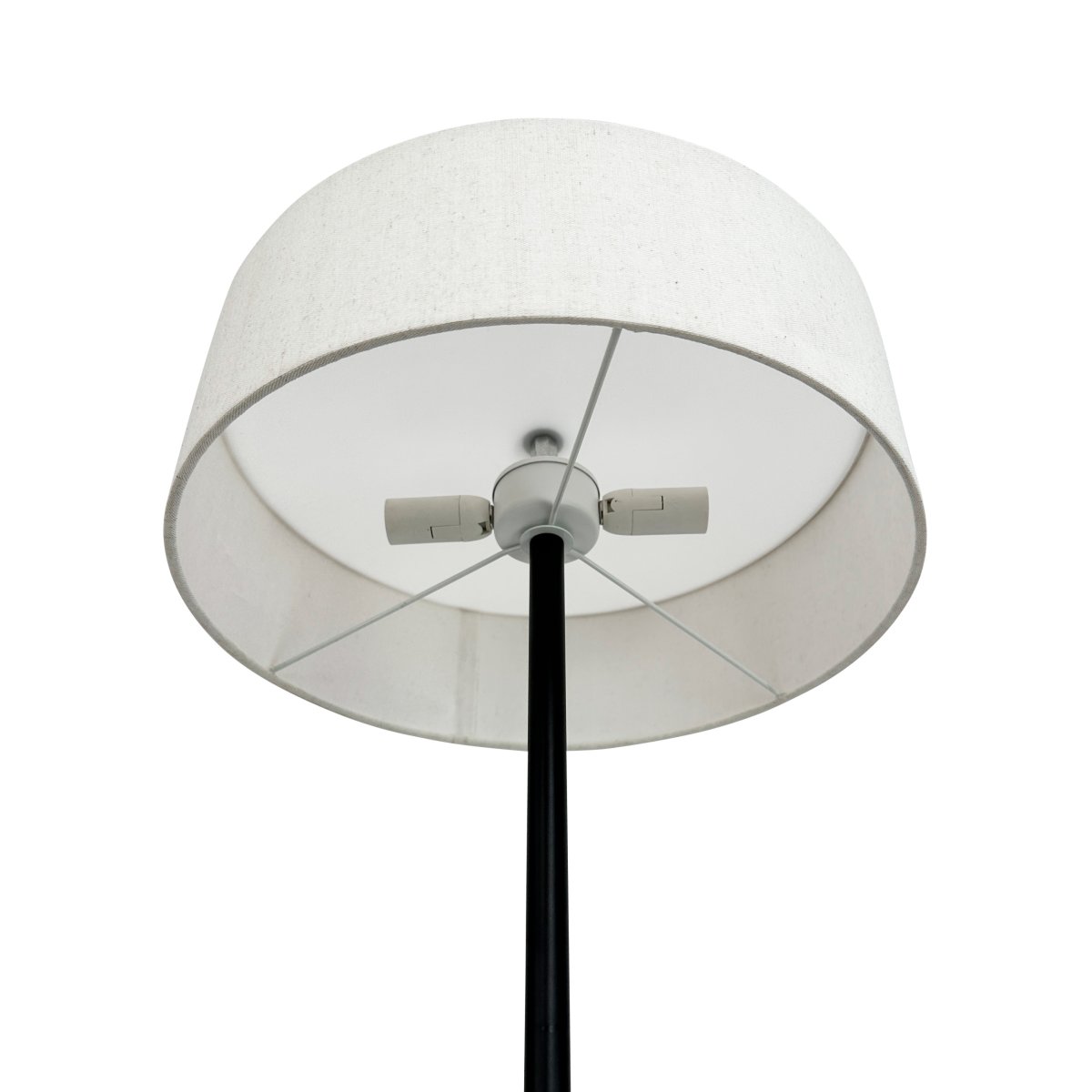 Calix Noir lampadaire De Dyberg Larsen - La base robuste et la forme simple permettent un placement facile dans une variété d'environnements tout en fournissant un éclairage d'ambiance et en servant d'élément de design élégant.