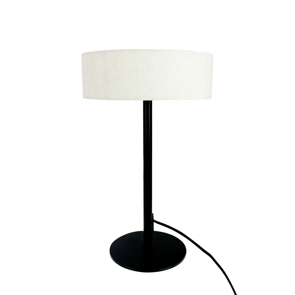 Calix 40cm Noir lampe de table De Dyberg Larsen - La base robuste et la forme simple permettent un placement facile dans une variété d'environnements tout en fournissant un éclairage d'ambiance et en servant d'élément de design élégant.