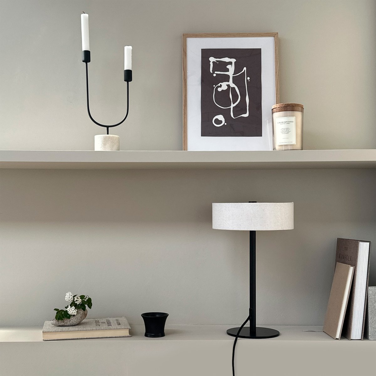 Calix 40cm Noir lampe de table De Dyberg Larsen - La base robuste et la forme simple permettent un placement facile dans une variété d'environnements tout en fournissant un éclairage d'ambiance et en servant d'élément de design élégant.