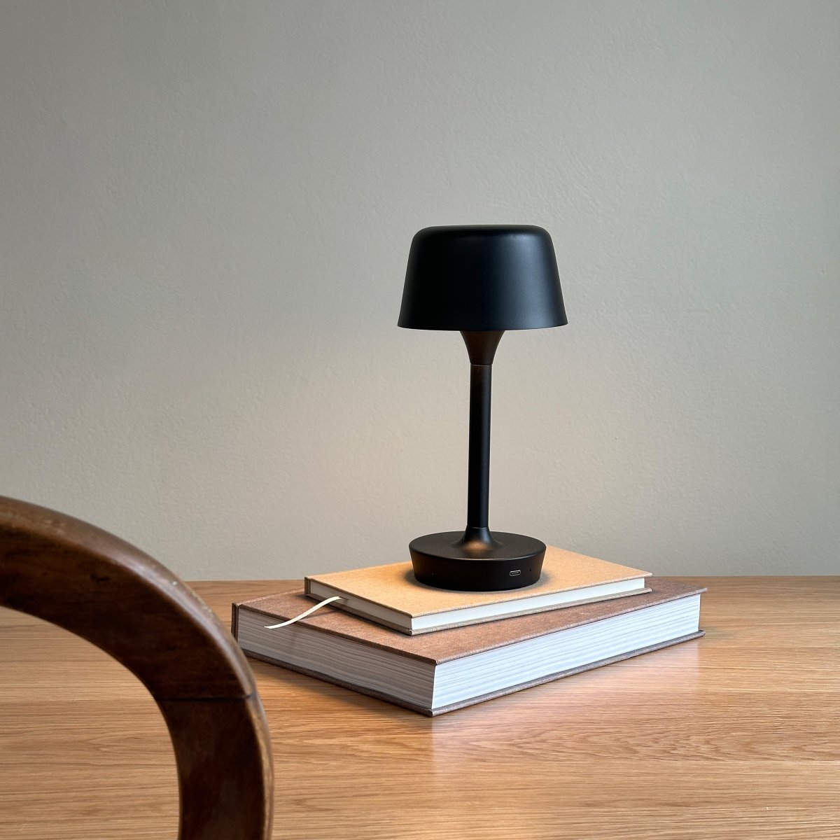 Flow 25cm Noir portable De Dyberg Larsen - La lampe est sans fil et facile à déplacer, vous pouvez donc la placer n'importe où.