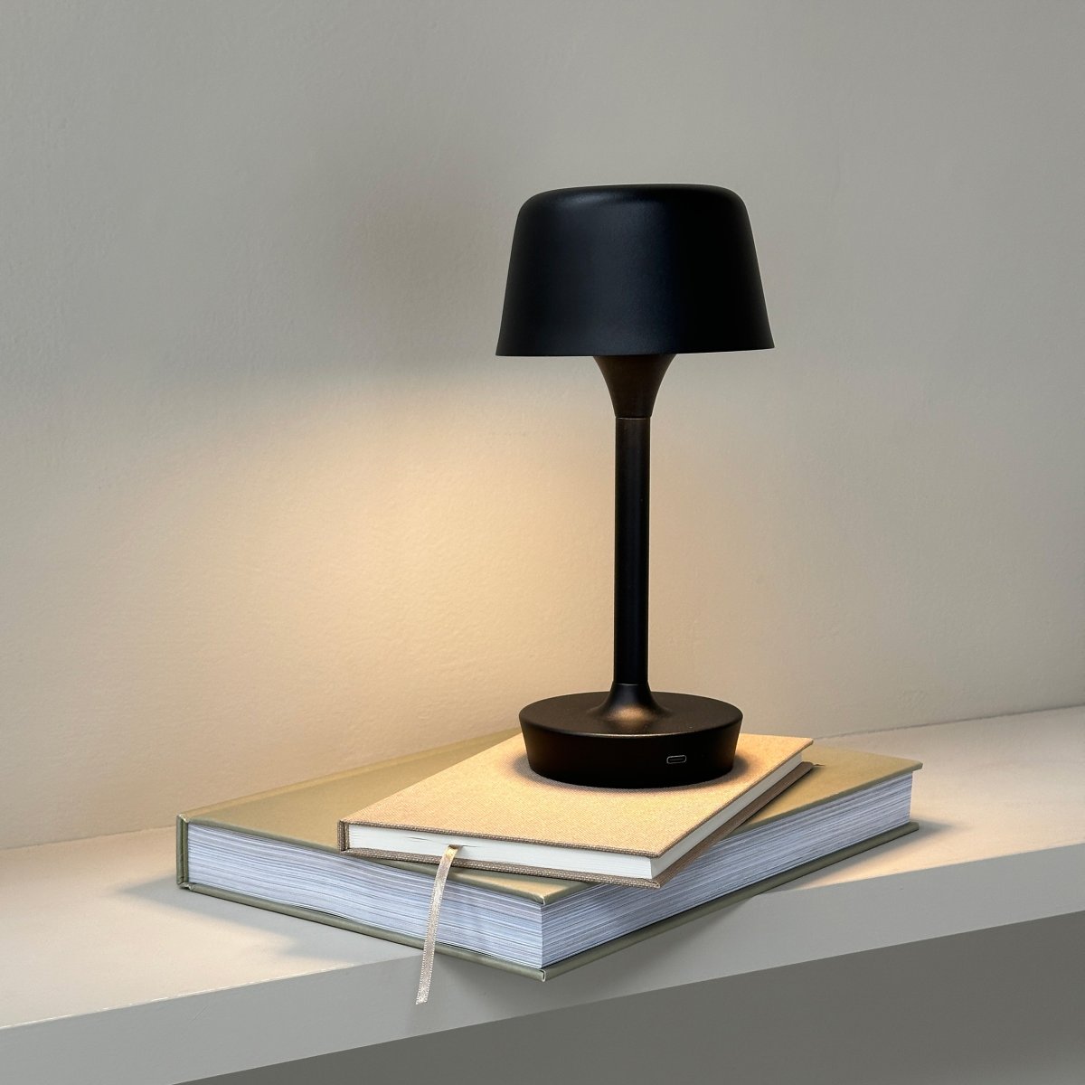 Flow 25cm Noir portable De Dyberg Larsen - La lampe est sans fil et facile à déplacer, vous pouvez donc la placer n'importe où.