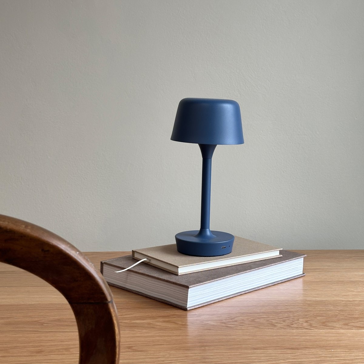 Flow 25cm Indigo portable De Dyberg Larsen - La lampe est sans fil et facile à déplacer, vous pouvez donc la placer n'importe où.