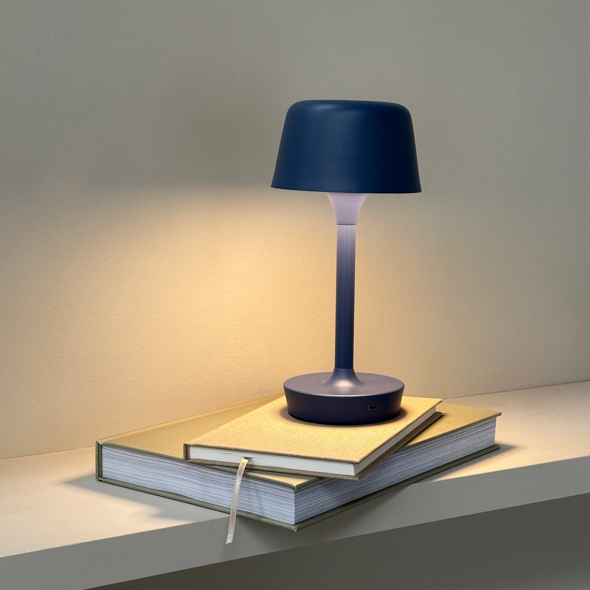 Flow 25cm Indigo portable De Dyberg Larsen - La lampe est sans fil et facile à déplacer, vous pouvez donc la placer n'importe où.