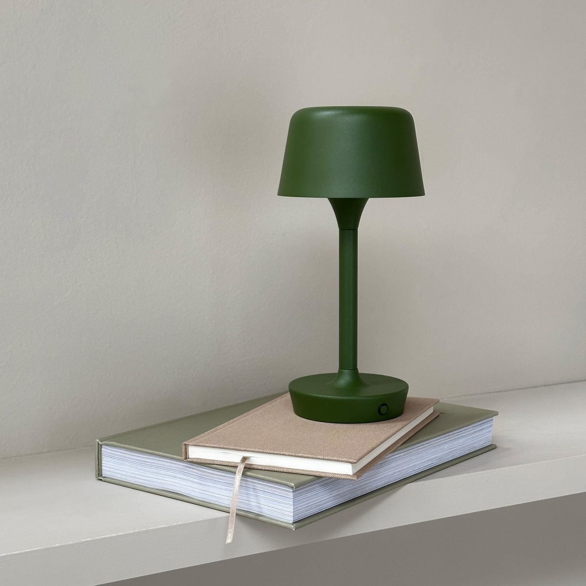 Flow 25cm Vert foncé portable De Dyberg Larsen - La lampe est sans fil et facile à déplacer, vous pouvez donc la placer n'importe où.