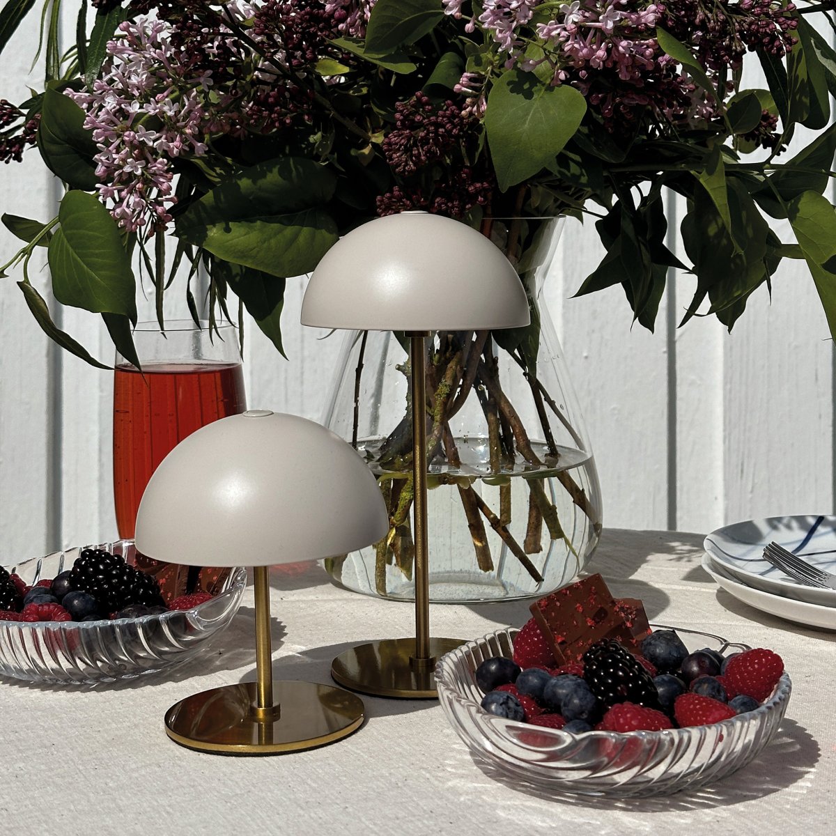 Along Ensemble 20cm Beige portable De Dyberg Larsen - Les lampes de table Along Mini avec technologie LED et tactile intégrées allient design intemporel et harmonie.