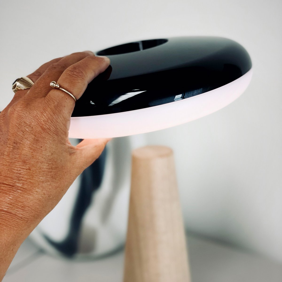 2 Ways 25cm Bois portable De Dyberg Larsen - La lampe de table LED rechargeable Dyberg Larsen 2 Ways est une source de lumière élégante et polyvalente qui allie style et fonctionnalité dans votre maison.