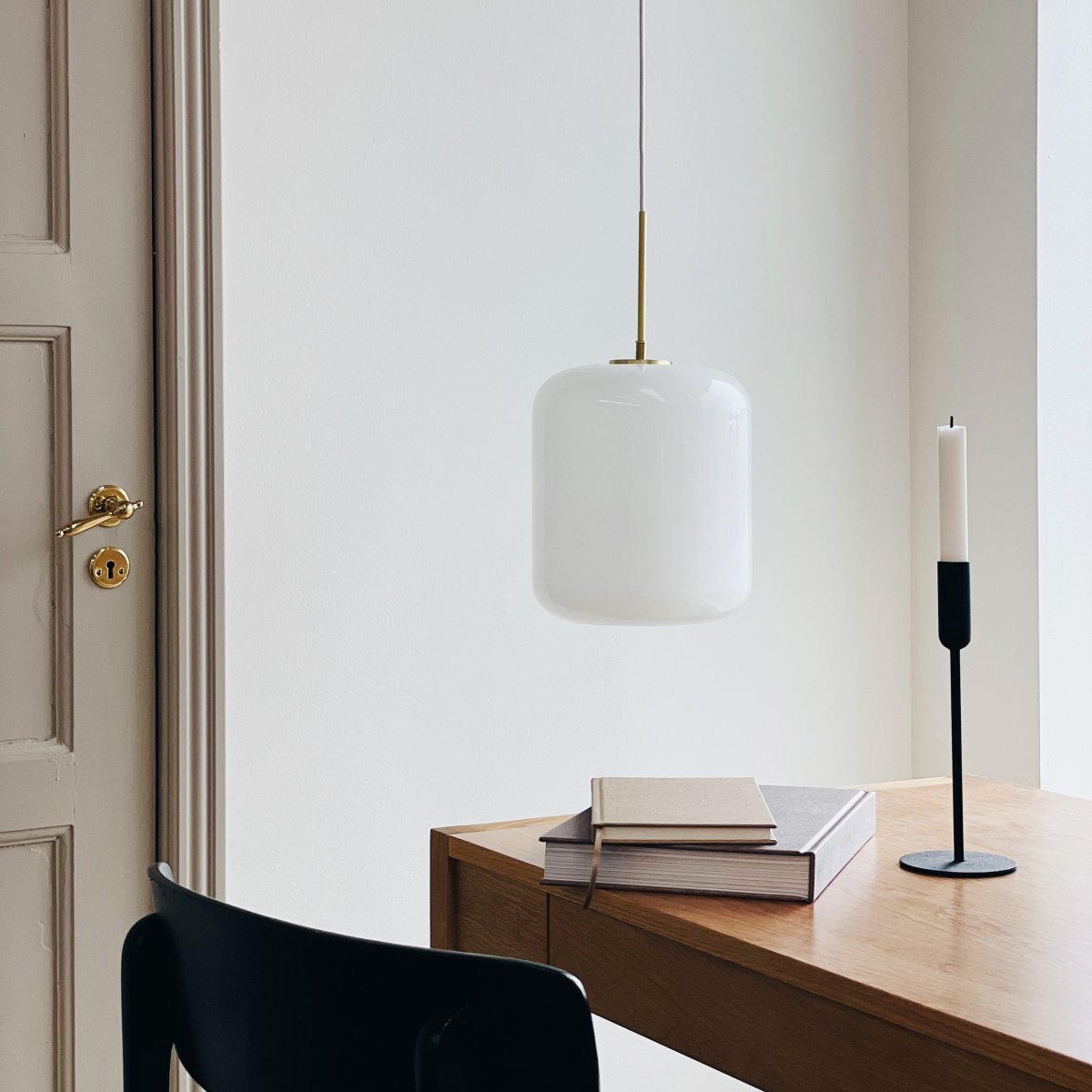 Silvia Ø25 Laiton suspension De Dyberg Larsen - Silvia est une série de plafonniers en verre opale soufflé à la bouche avec une surface brillante, un cadre en laiton et un câble textile blanc.