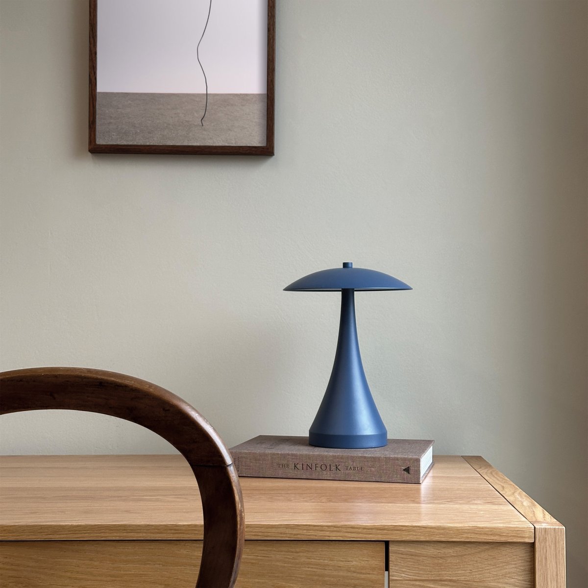 Vienna 28cm Indigo portable De Dyberg Larsen - La lampe rechargeable vous donne la libert&eacute; de la placer n'importe o&ugrave; sans avoir &agrave; vous soucier des c&acirc;bles.