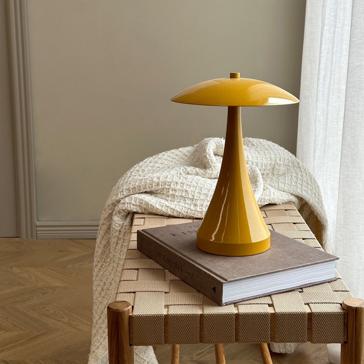 Vienna 28cm Curry portable De Dyberg Larsen - La lampe rechargeable vous donne la liberté de la placer n'importe où sans avoir à vous soucier des câbles.