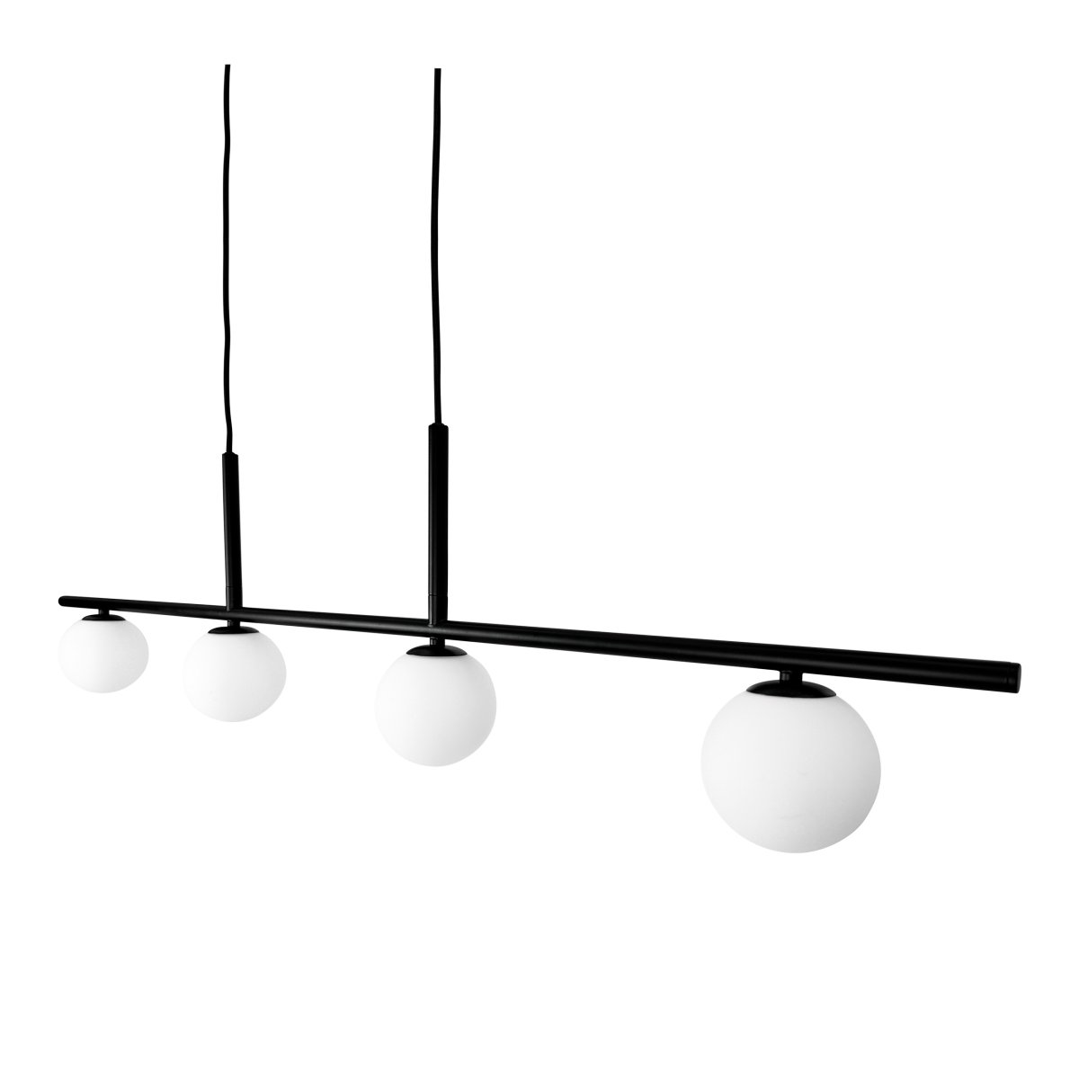 Alice 110cm Noir suspension De Dyberg Larsen - Alice est un plafonnier élégant et stylé, parfait pour éclairer votre table à manger ou votre cuisine.