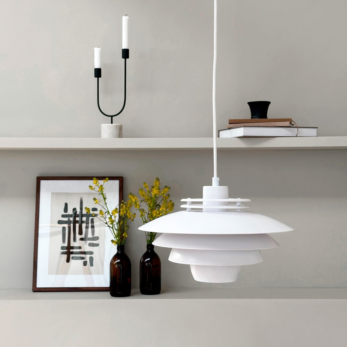 Ejka Ø30 Blanc suspension De Dyberg Larsen - D&eacute;couvrez la suspension Ejka Mini, une lampe design danoise au style intemporel qui s'int&egrave;gre parfaitement dans la maison nordique.