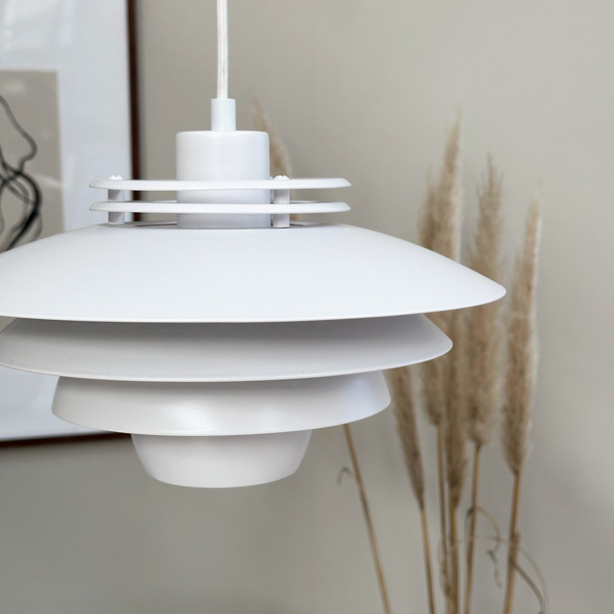 Ejka Ø30 Blanc suspension De Dyberg Larsen - D&eacute;couvrez la suspension Ejka Mini, une lampe design danoise au style intemporel qui s'int&egrave;gre parfaitement dans la maison nordique.