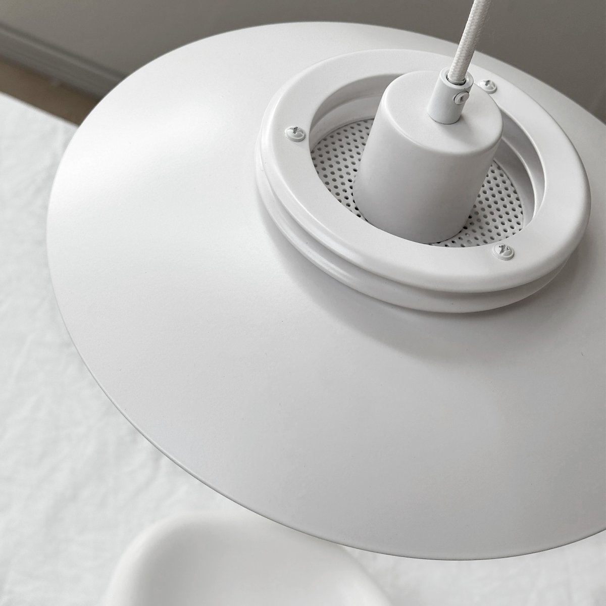 Ejka Ø30 Blanc suspension De Dyberg Larsen - D&eacute;couvrez la suspension Ejka Mini, une lampe design danoise au style intemporel qui s'int&egrave;gre parfaitement dans la maison nordique.