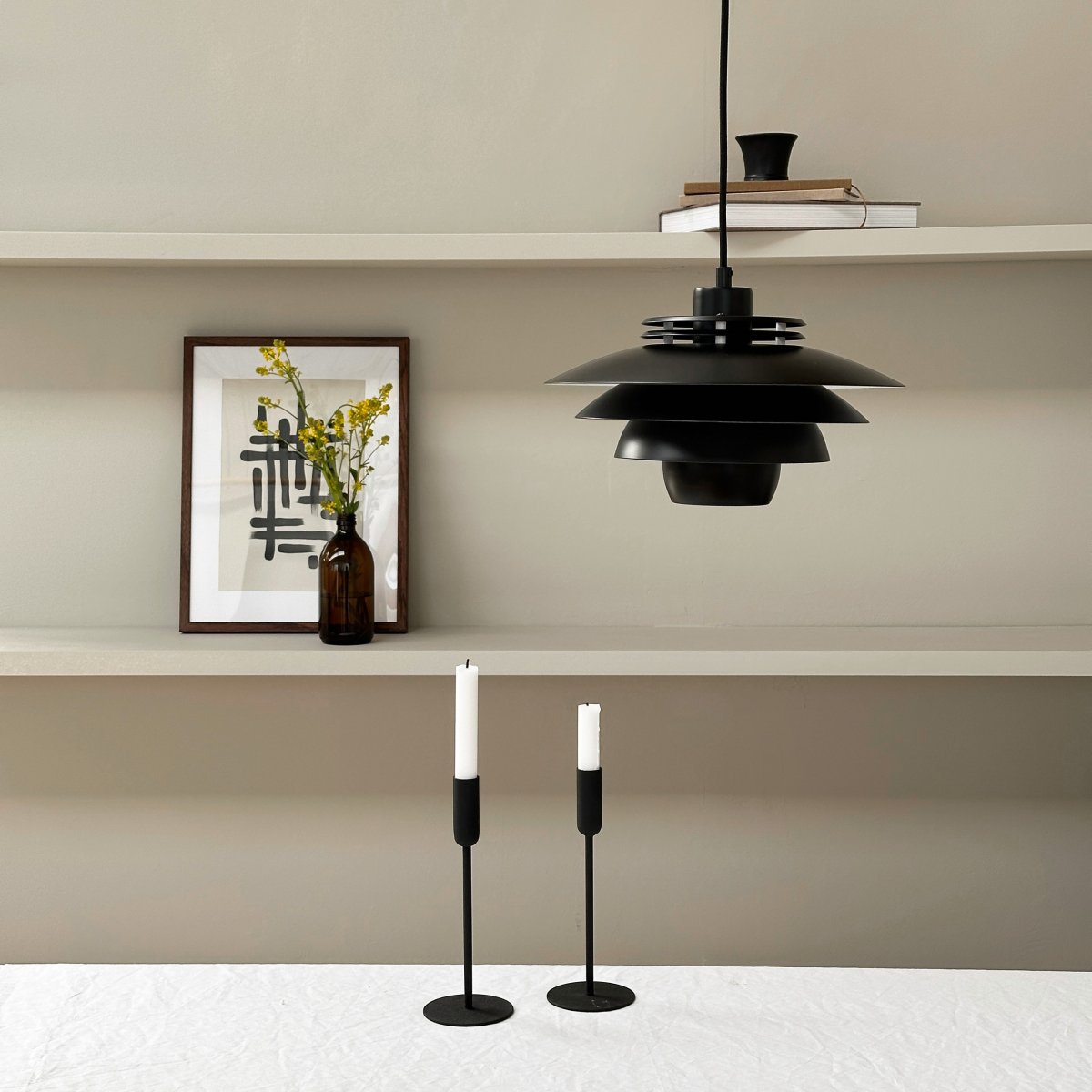 Ejka Ø30 Noir suspension De Dyberg Larsen - Découvrez la suspension Ejka Mini, une lampe design danoise au style intemporel qui s'intègre parfaitement dans la maison nordique.