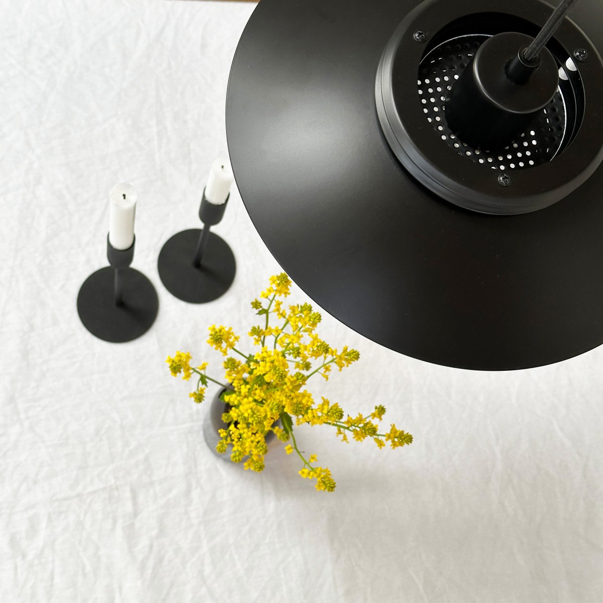 Ejka Ø30 Noir suspension De Dyberg Larsen - Découvrez la suspension Ejka Mini, une lampe design danoise au style intemporel qui s'intègre parfaitement dans la maison nordique.