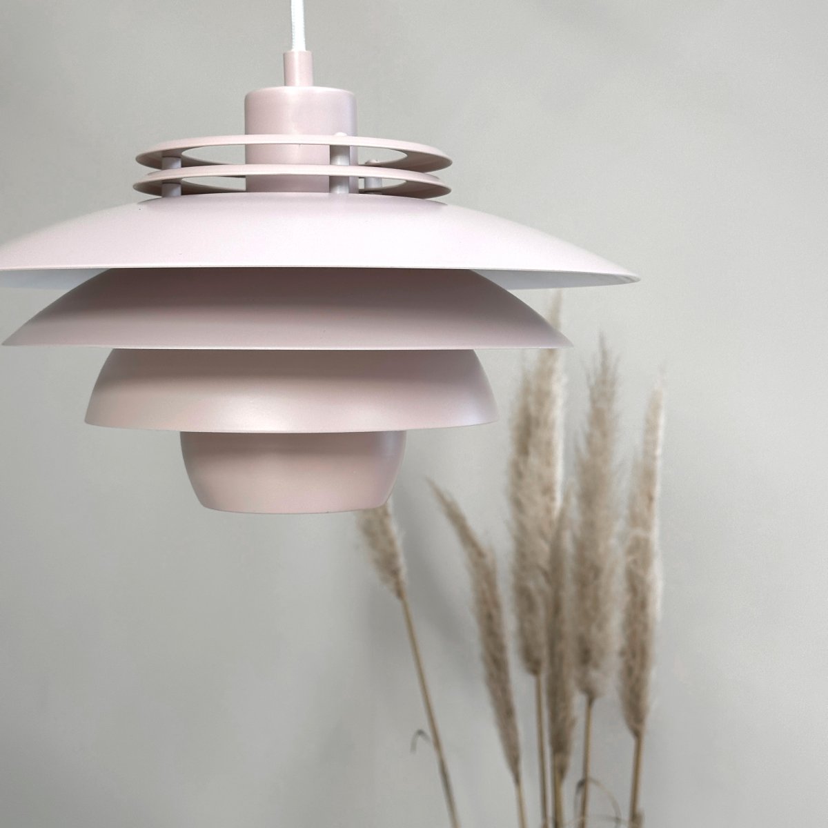 Ejka Ø30 Rose suspension De Dyberg Larsen - Découvrez la suspension Ejka Mini, une lampe design danoise au style intemporel qui s'intègre parfaitement dans la maison nordique.